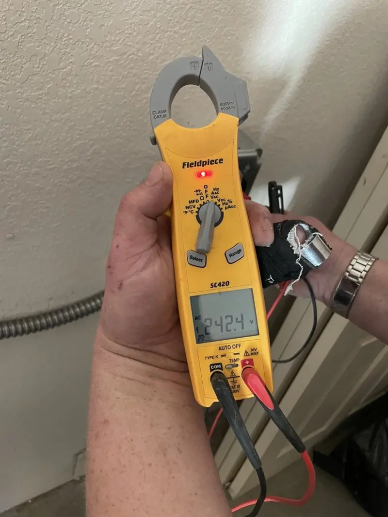 Voltage testing with clamp meter during Generator Installation in Naranja